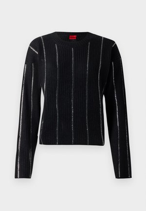 Sort ribbet sweater med lange ærmer, rund hals og sølvfarvede lodrette striber. Stoffet har en blød tekstur og har et mærkelabel ved halsudskæringen.