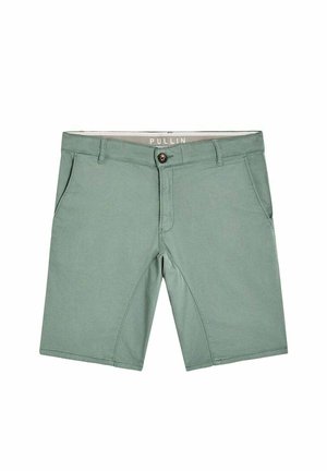 Shorts verts arrivant aux genoux avec passants de ceinture, poches avant, fermeture à boutons et braguette zippée, posés à plat sur un fond blanc.