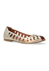 Metallisch goldene flache Schuhe mit offenen Ausschnitten, runder Zehenpartie und braunem Lederinterieur. Flexible Sohle und minimalistisches Design.