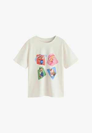 Witte T-shirt met korte mouwen met kleurrijke afbeeldingen van vier Super Mario-personages in afzonderlijke afgeronde diamantvormen.