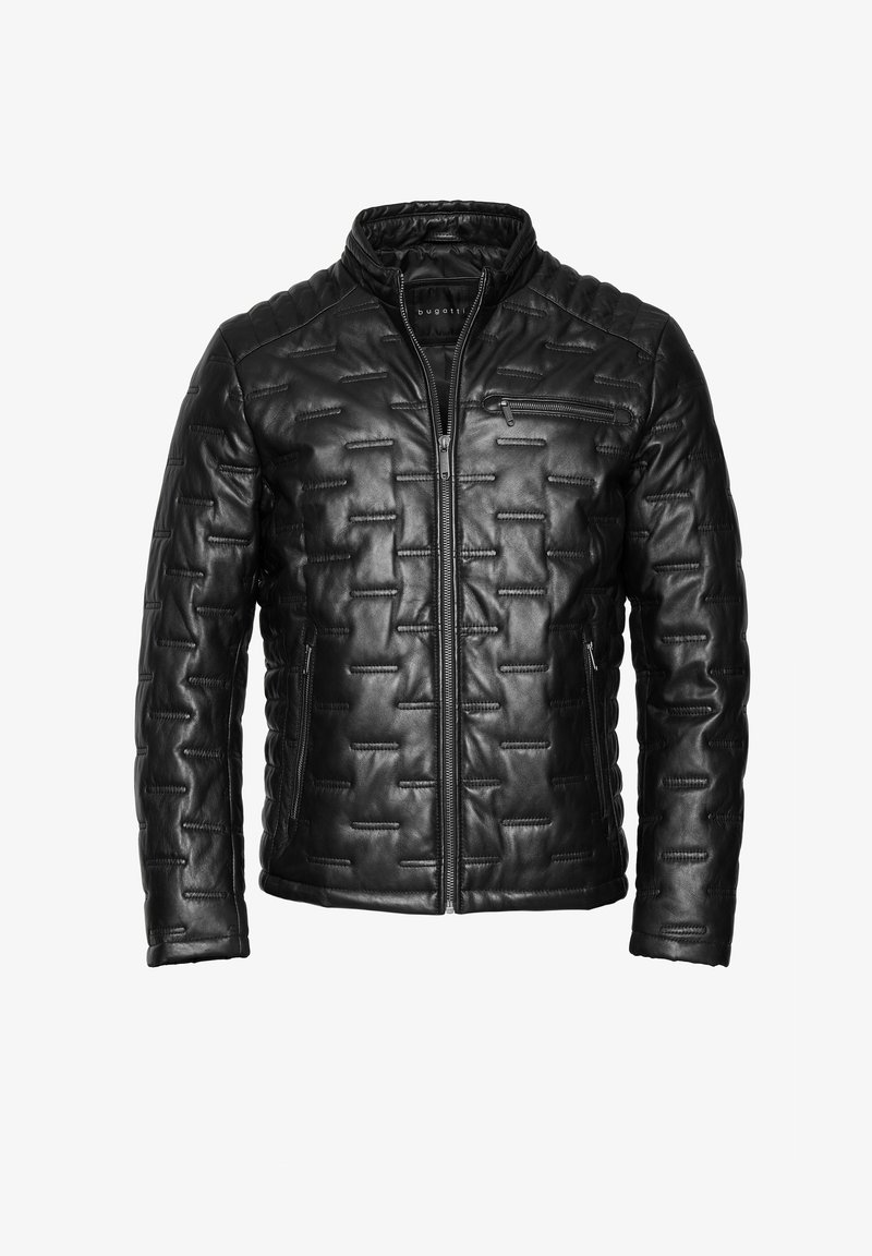 Giacca in pelle nera con motivo trapuntato, colletto alto e chiusura con zip. Presenta una tasca sul petto e un colore uniforme con una texture liscia.