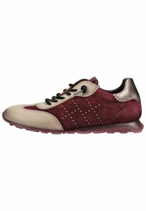 Donkerrode en beige leren sneaker met zwarte veters en metalen hieldetail, zijstuds die een patroon vormen, en een gestructureerde zool.