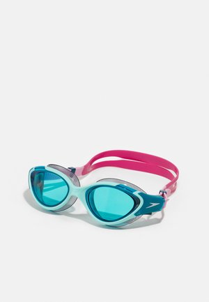Gafas de natación con lentes de tinte azul, marco de plástico en aqua y gris, y correa de silicona rosa. Presentan un diseño elegante con clips ajustables.