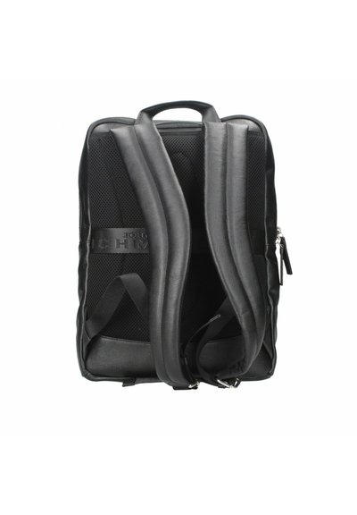 Zwarte rugzak met gevoerde mesh schouderbanden, ritsluiting en een gestructureerde afwerking. Voorzien van verstelbare banden en een klein logo-detail aan de zijkant.