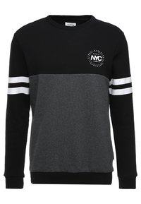 Sweatshirt à manches longues noir et gris foncé avec deux rayures blanches sur les manches et un petit logo NYC blanc sur la partie supérieure gauche de la poitrine.
