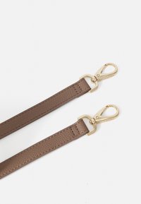 Cintura in pelle marrone con texture, dotata di clip in metallo color oro. Presenta un design liscio e cuciture rinforzate nei punti di attacco.
