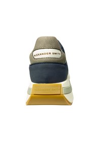 Marineblauer und grauer Sneaker aus Wildleder und Leder mit einer dicken weißen und tanfarbenen Sohle. "Alexander Smith"-Branding an der Ferse und Sohle.