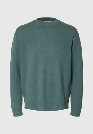 Zeleni pleteni pulover, krojen iz kroga, dolgih rokavov, z rebrastimi manšeti in robom, mehke teksture, enotne barve, sproščenega dizajna, brez vidnih vzorcev ali dodatkov.