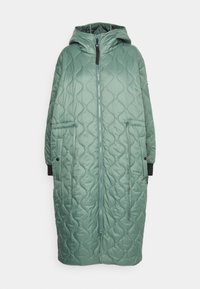 Cappotto lungo in verde salvia imbottito con cappuccio, zip frontale, due tasche frontali con bottoni a scatto e polsini a coste neri.