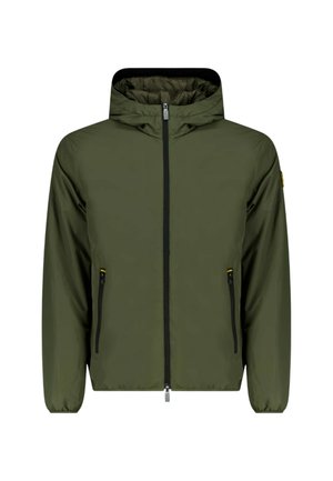 Giacca con cappuccio verde oliva con una texture liscia, cerniera frontale e due tasche laterali con cerniera. Presenta polsini elastici e un design leggero.