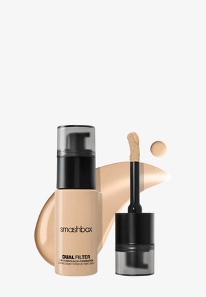 Correcteur et fond de teint 2 en 1 Smashbox Dual Filter avec flacon pompe et applicateur baguette, échantillon de fond de teint liquide beige en arrière-plan.