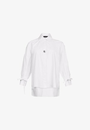 Witte blouse met lange pofmouwen en strikdetail, knoopsluiting bij de kraag, losse pasvorm, gladde textuur en subtiele glans.