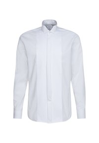 Camicia bianca realizzata in tessuto liscio, con colletto classico, pieghe frontali e maniche lunghe con polsini abbottonati.