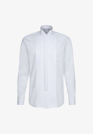 Camicia bianca realizzata in tessuto liscio, con colletto classico, pieghe frontali e maniche lunghe con polsini abbottonati.