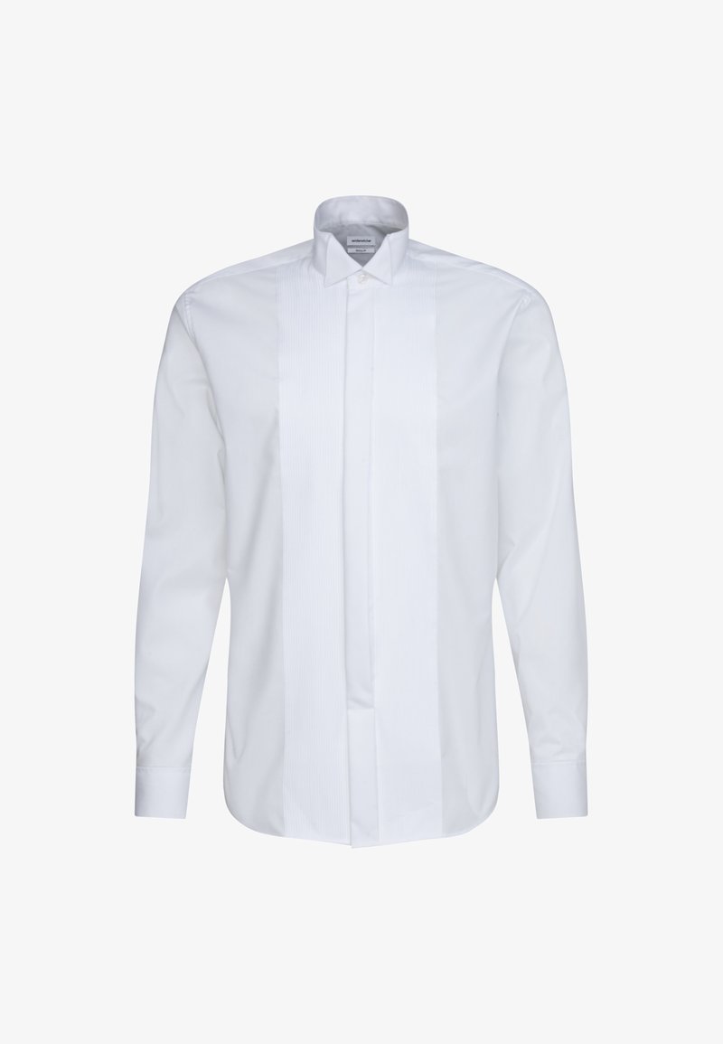 Camicia bianca realizzata in tessuto liscio, con colletto classico, pieghe frontali e maniche lunghe con polsini abbottonati.