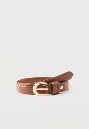 Ceinture en cuir marron avec une boucle ovale dorée, soigneusement enroulée sur un fond clair uni.