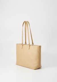 Borsa a tote in ecopelle beige con doppio manico superiore, forma rettangolare, texture liscia e design minimalista. Nessun hardware o accentuazione visibile.