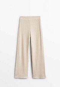 Crème-kleurige gebreide broek met wijde pijpen en een gestructureerd verticaal ribpatroon, plat weergegeven op een witte achtergrond.