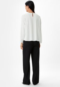 comma MIT PLISSEEFALTEN - Blouse - weiß