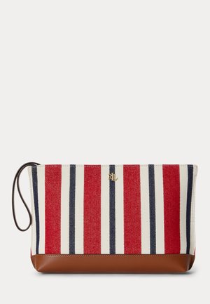 Pochette rayée avec des rayures verticales rouges, bleu marine et blanches, base en cuir marron et une sangle pour poignet sur fond blanc.