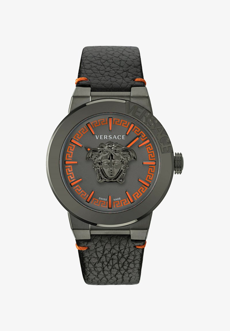 Orologio Versace con cinturino in pelle nera, quadrante grigio, dettagli arancioni, emblema della Medusa e motivo della chiave greca attorno al quadrante.