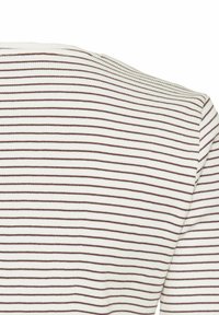 Gestreepte kortemouwen top met een geribbelde textuur, met afwisselend dunne bruine en witte strepen. Zichtbare stiksels langs de halslijn.