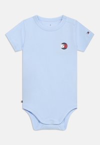 Φωτεινό γαλάζιο βρεφικό κορμάκι με κοντά μανίκια, με κουμπώματα στο ώμο και στον καβάλο, διακοσμημένο με μικρά πολύχρωμα χαμογελαστά πρόσωπα και λογότυπα σημαιών.