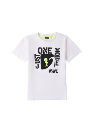 Weißes T-Shirt mit kurzen Ärmeln und schwarz-gelbem Grafiktext "NUR EINE WELLE MEHR" sowie einem Blitzdesign.