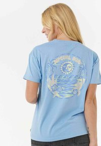 Lyseblå kortærmet t-shirt med et farverigt grafisk design med sol, bølger og blomster på ryggen. Lavet af blødt stof.