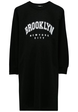 Schwarzes Langarmkleid mit weißem Text "BROOKLYN", der bogenförmig über kleinerem "NEW YORK CITY" auf der Vorderseite steht.