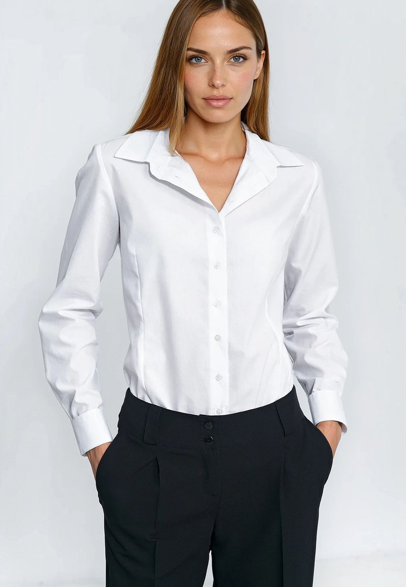 Biała koszula na guziki z kołnierzykiem, z długimi rękawami, wykonana z gładkiego materiału; zestawiona z czarnymi, wysokim stanem spodniami z bocznymi kieszeniami.