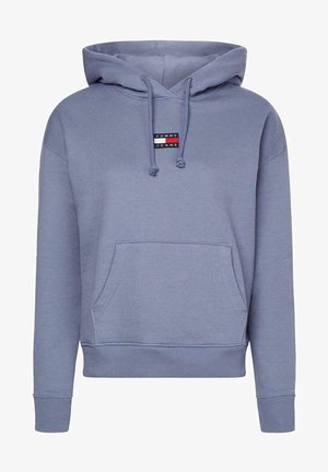 Světle fialová mikina Tommy Jeans s klokaní kapsou vpředu, kapucí na šňůrku a malou nášivkou s logem na hrudi.