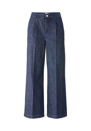 Pantalones de mezclilla de pierna ancha en azul oscuro, con una tela texturizada, que presentan una cintura alta, pliegues en la parte frontal y un cierre clásico con botón.