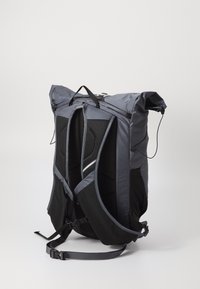 Mochila roll-top em cinza escuro e preto, feita de tecido durável. Apresenta alças de ombro acolchoadas, painel traseiro em malha e detalhes refletivos.