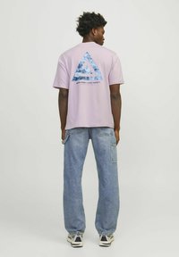 Jack & Jones JCOTRIANGLE CREW NECK  - Trükipildiga T-särk - winsome orchid