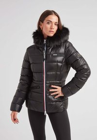 Czarna kurtka puchowa z kołnierzem z sztucznego futra, b�łyszcząca faktura, zamek błyskawiczny z przodu i pikowany wzór. Posiada logo na piersi i rękawie.