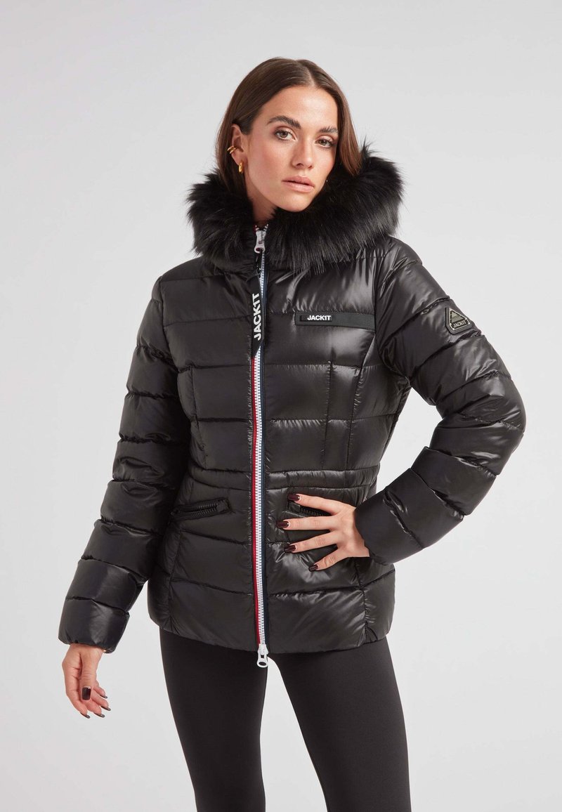 Czarna kurtka puchowa z kołnierzem z sztucznego futra, błyszcząca faktura, zamek błyskawiczny z przodu i pikowany wzór. Posiada logo na piersi i rękawie.