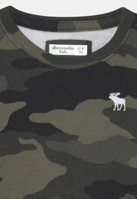 Felpa con motivo camouflage nelle tonalità di verde e nero, con scollatura rotonda e logo di alce ricamato in bianco sul petto.