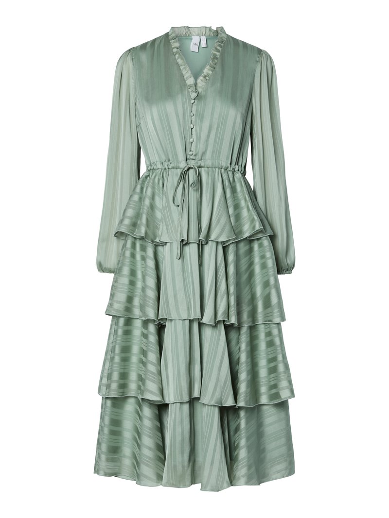 Grünes, gestuftes Kleid mit langen Ärmeln, einem Rüschenausschnitt, Knopfdetails und einem Kordelzug in der Taille. Hergestellt aus glattem, gestreiftem Stoff.