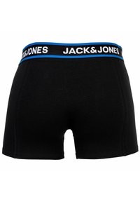 Svarta boxershorts med ett blått och vitt elastiskt midjeband som visar "JACK&JONES." Tillverkade av andningsbart tyg med en kroppsnära design.
