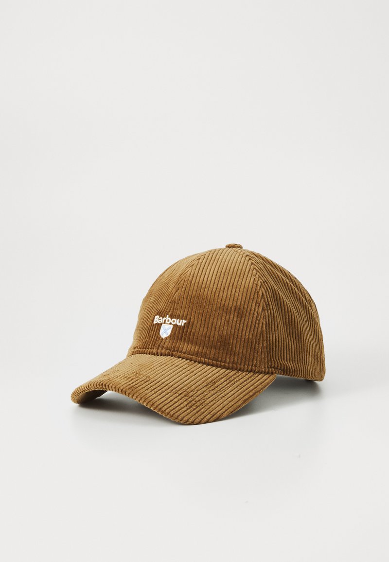 Bruine corduroy baseballcap met gebogen rand en wit Barbour-logo en schild aan de voorkant, weergegeven op een plain witte achtergrond.