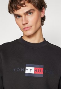 Tommy Hilfiger HILFIGER FLAG SWEATSHIRT - Sweatshirt - black