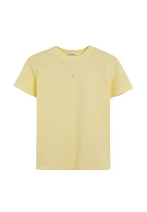 Camiseta de algodón amarilla con mangas cortas. Presenta un escote redondo y un pequeño logo bordado en el pecho. Textura suave y lisa.