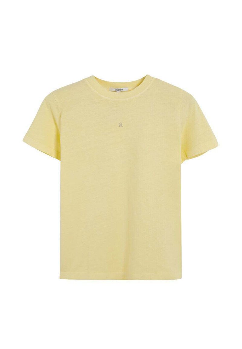 Camiseta de algodón amarilla con mangas cortas. Presenta un escote redondo y un pequeño logo bordado en el pecho. Textura suave y lisa.
