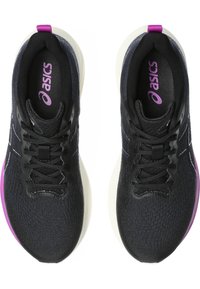 Chaussures de sport noires avec un dessus texturé, une semelle intermédiaire blanche et un accent violet au niveau du talon, dotées de lacets noirs et d'une doublure rembourrée.
