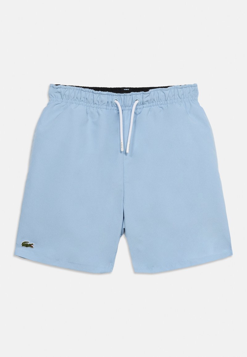 Shorts de bain pour homme bleu clair avec ceinture élastique, cordon blanc et petit logo de crocodile vert sur la jambe gauche.
