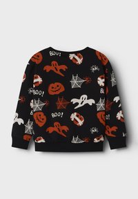 Svart langermet skjorte med oransje og hvite Halloween-tema trykk av spøkelser, gresskar, edderkoppnett, edderkopper og ordet "BOO!"