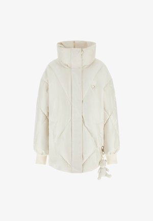 Veste blanche duveteuse avec un col haut, motif matelassé diagonal et poignets élastiques ; arbore un charm en forme d'ours en peluche attaché à la fermeture éclair.