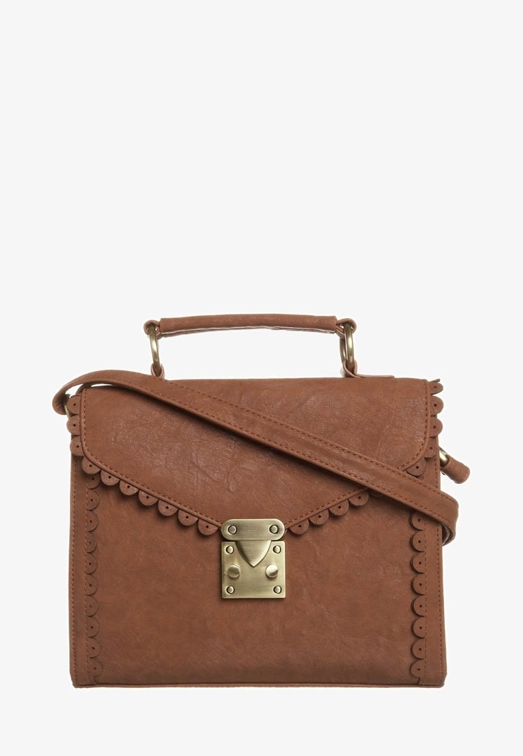 Sac à main brun texturé avec un rabat, des bords festonnés, une seule poignée supérieure et une bandoulière amovible. Dispose d'une serrure en métal doré.