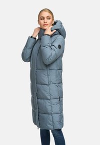 Manteau long rembourré en bleu clair, doté d'une capuche, d'un design matelassé et d'un détail logo sur la manche. Poches zippées incluses.